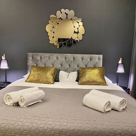Hedone Luxury 3 Apartments With Free Parking بولا المظهر الخارجي الصورة