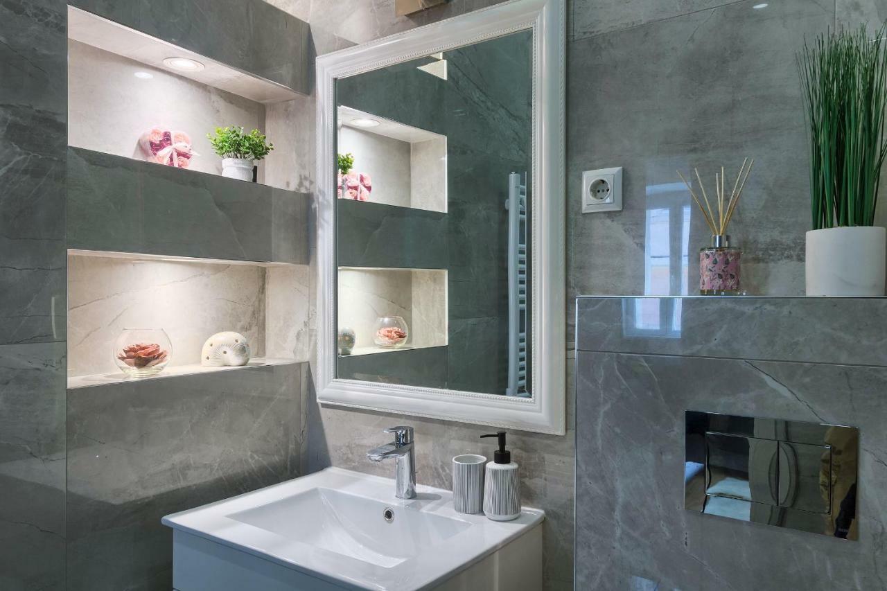 Hedone Luxury 3 Apartments With Free Parking بولا المظهر الخارجي الصورة