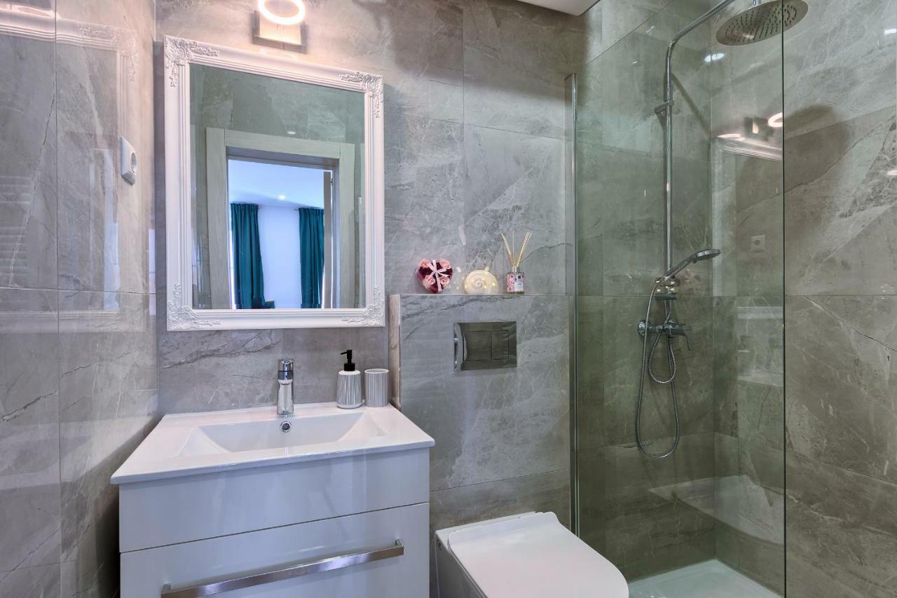 Hedone Luxury 3 Apartments With Free Parking بولا المظهر الخارجي الصورة